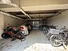 その他：【バイク置場・駐輪場】屋根付きのバイク置場・駐輪場が設けられています。雨天時にもスムーズに乗り降り可能です。詳細は、お問合せください。