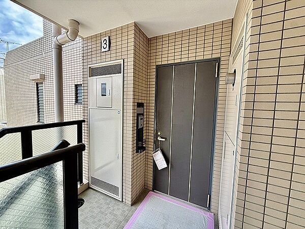 【アプローチ】玄関横には、来訪者の顔と声を確認してから対応できる、TVモニター付きインターホンが設置されています。防犯面に配慮された設備で、お子様が留守番される際にも役立ちます。
