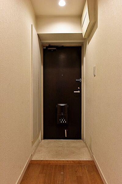 【玄関】玄関にシューズボックスが設置されています。ご家族分の靴やシューケア用品がすっきり収納できます。