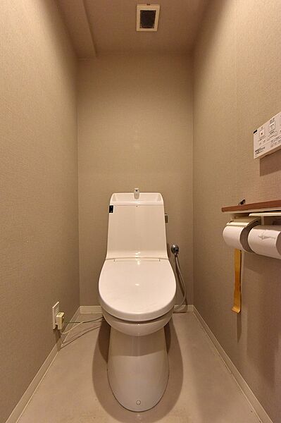 【トイレ】毎日清潔に利用可能な温水洗浄便座付き。壁にリモコンが備え付けられており、操作がしやすいです。手洗い器一体型トイレのため、使用後すぐに手洗いできます。