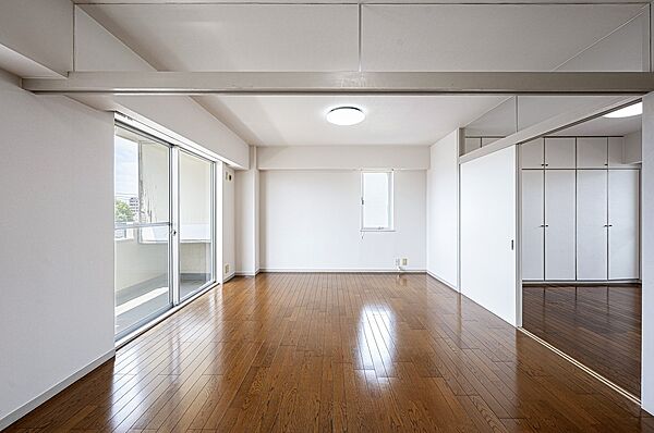 【LDK/約10帖】掃き出し窓からバルコニーに出入り可能です。陽当たりに恵まれているため、1日を通して明るい室内で心地よく過ごせそうです。