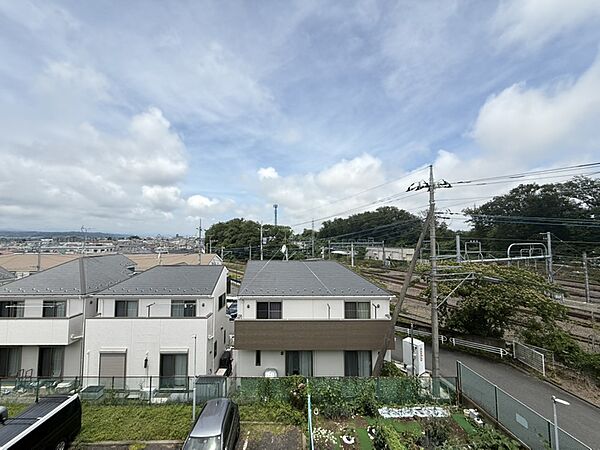【住戸からの眺望】3階部分、北側の眺望です。街並みを眺めながらほっと一息リフレッシュできそうです。南向きバルコニーも備わっています。※眺望は将来にわたって保証するものではありません。
