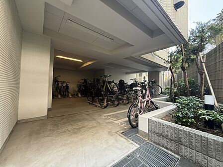 【駐輪場】雨風から自転車を守ることができる、屋根付きの駐輪場が備わっています。お天気の悪い日もスムーズに乗り降りできます。