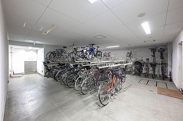 【駐輪場】雨風から自転車を守ることができる、屋根付きの駐輪場が備わっています。お天気の悪い日もスムーズに乗り降りできます。