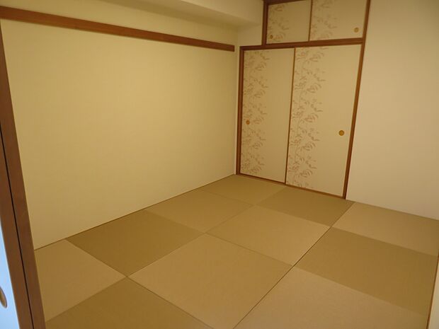 デザイン性の高い琉球畳を採用した約6.4帖の和室です。子供部屋やご家族の寛ぎ空間にも便利ですね。