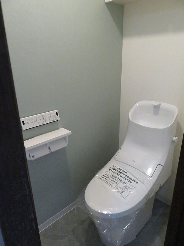 快適な温水洗浄便座付きのトイレです。ブルーグレーのアクセントクロスが、爽やかな印象をもたらします。