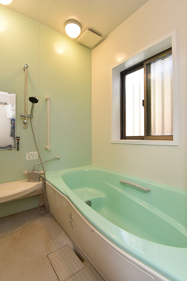 ゆったりとくつろげる浴室。窓があるので換気がしやすくカビの防止にも。