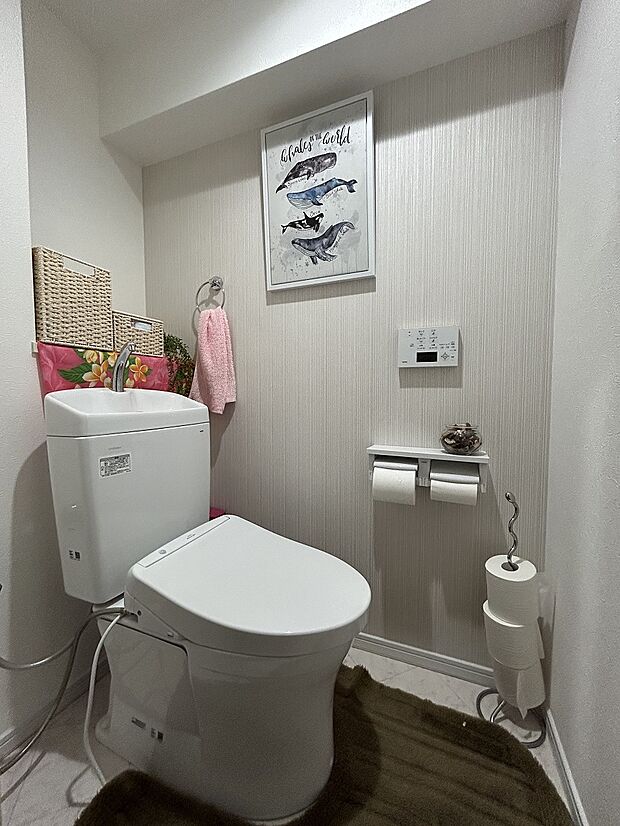 トイレには快適な温水洗浄便座付き。快適にお使い頂ける清潔感のあるトイレです。