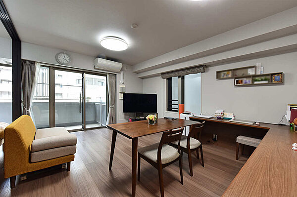 南東向きのリビング。角部屋につき、2面採光の風通しの良い空間です。