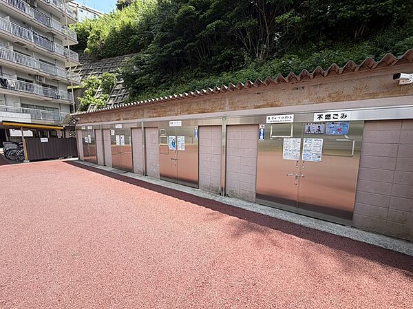 敷地内のごみ置き場