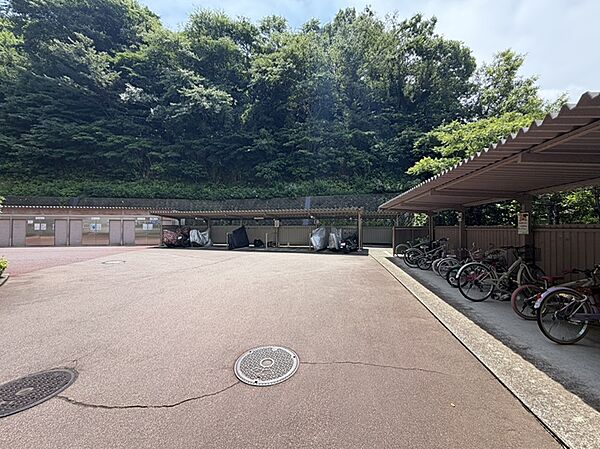 ゆとりある敷地で自転車の乗り入れも安心です。