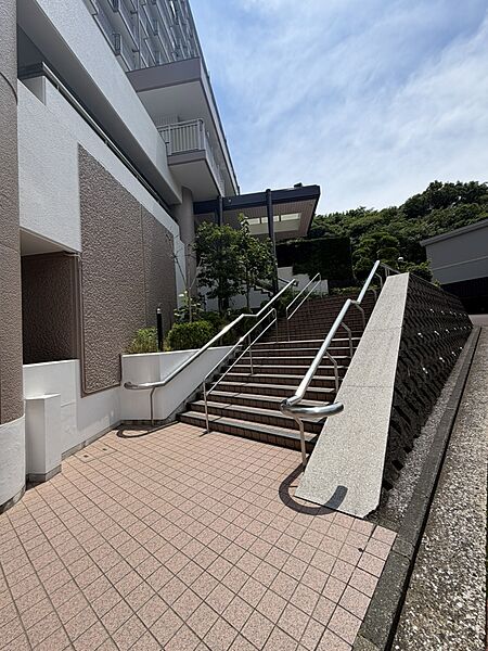 コンビニやスーパーが徒歩圏内にございます。