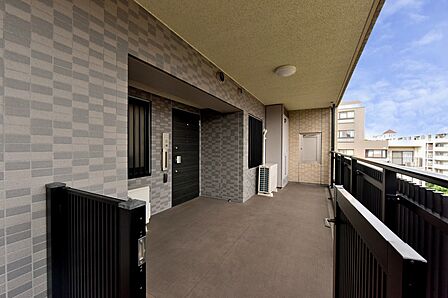 【ポーチ】14.98?の専用ポーチ付き住戸です。外部から室内が見えにくくなっているので、ご家族のプライバシーを守ることができます。
