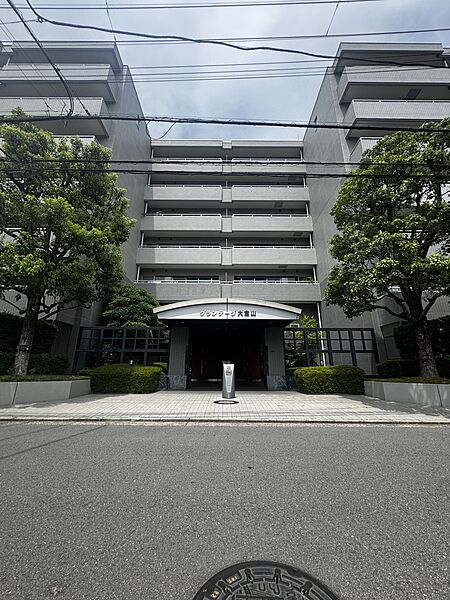 【現地外観写真】総戸数188戸のマンションです。スーパーやコンビニ、ドラッグストアが徒歩圏内に揃う、暮らしやすい住環境です。