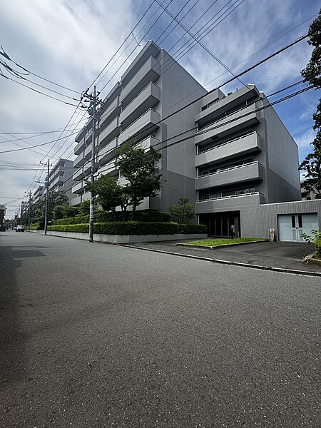【現地外観写真】RC造7階建てマンション。お部屋は6階に位置しています。南東向きで陽当り良好です。食器洗乾燥機や浴室乾燥機が備わっています。