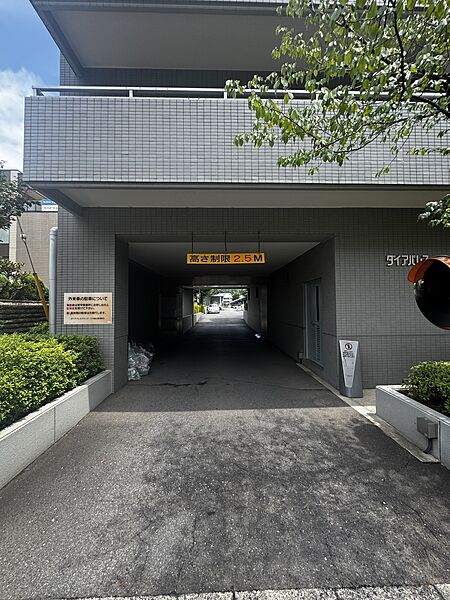 【駐車場】駐車場へ繋がる車路です。幅員にゆとりがあり、スムーズに出入りできそうです。敷地内にあるので、通勤やお出かけの際も移動が楽にできます。