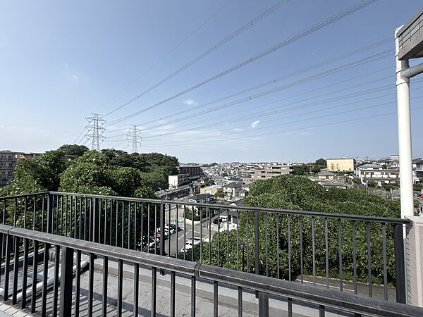 【住戸からの眺望】開放的な眺望を望むことができます。家事の合間など、気軽にリフレッシュできそうです。※眺望は将来にわたって保証するものではありません。