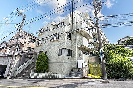 「羽沢横浜国大」駅徒歩8分。スーパーやコンビニが徒歩10分圏内にございます!