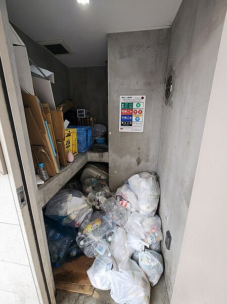 【ゴミ置き場】マンション敷地内にゴミ置き場が設置されています。屋根・扉付きですので、カラスなどにゴミを荒らされる心配がありません。