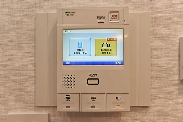 【TVモニター付きインターホン】室内にはTVモニター付きインターホンが設置されています。来訪者の顔をモニターで確認できるので、防犯対策に役立ちます。