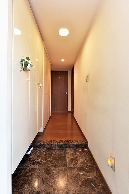 大型のシューズボックス付きで、家族全員の靴をたっぷり収納できます。