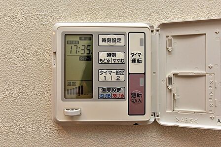 足元からお部屋全体を暖める床暖房付きです！