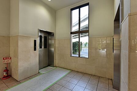 ペット同乗可・不可のエレベーターが1台ずつあり住まう人の配慮がされています