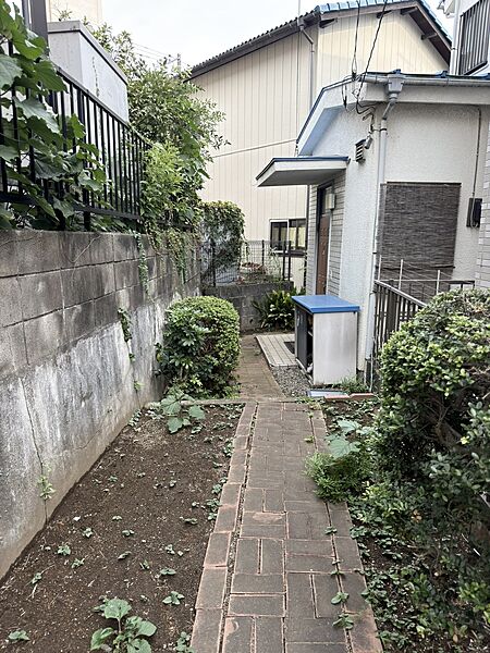 【現地土地写真】周辺は低層住宅が並ぶ、第一種低層住居専用地域です。小学校まで徒歩7分、中学校まで徒歩10分。子育て世帯にもおすすめの住環境です。