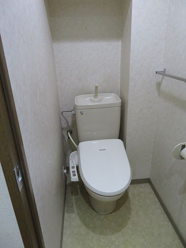 ホワイトを基調とした温水洗浄便座付きのトイレで、清潔感がございます。