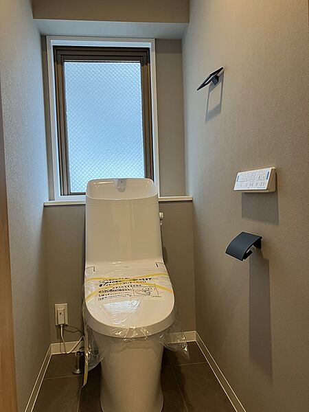 【トイレ】毎日清潔に使用できる温水洗浄便座付きトイレが採用されています。手洗い一体型なので、使用後すぐに手を洗うことができます。