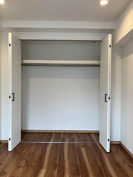 【収納/洋室(約5.8帖)】枕棚とハンガーパイプ付きのクローゼットが備わっています。枕棚の上には、シーズンオフの衣類や小物などが収納できます。