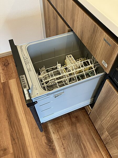 【食器洗乾燥機】食器洗乾燥機付きなので、洗い物の負担を軽減することができます。ビルトインタイプのため、作業スペースを広く確保できます。