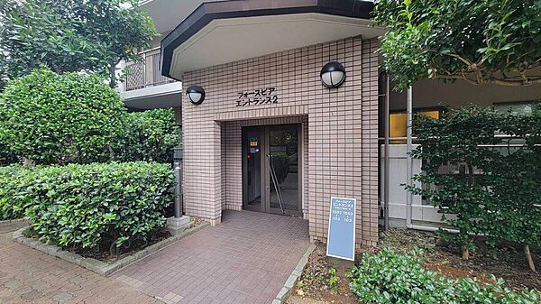 【現地外観】玄関にはフロートタイプの大型玄関靴箱が導入されています。傘入れ付きロッカー型なので、玄関周りをすっきり保つことができそうです。