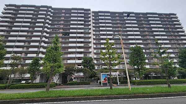 【現地外観】総戸数169戸の大規模マンション。鉄骨鉄筋コンクリート造、地上15階建の8階部分です。引渡し時期など、お気軽にご相談ください。