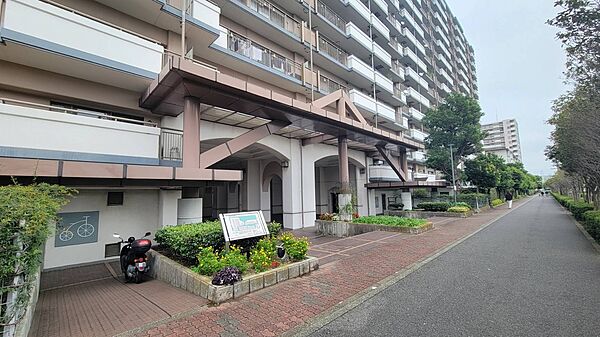 【現地外観】浴室はLIXIL製。ゆとりある1418サイズなので、ゆっくりとバスタイムを楽しむことができそうです。浴室換気乾燥暖房機付きで、雨の日や深夜も洗濯物を干せます。