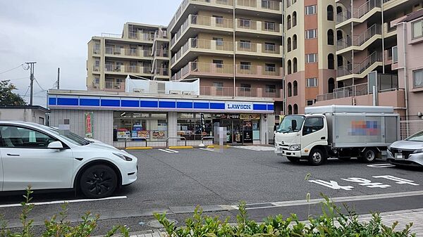 【ローソン川崎小田二丁目店】徒歩6分。24時間営業の店舗です。ATMコーナーあり。気軽に立ち寄れる距離にありますので、買い忘れがあったときにも便利に利用できます。