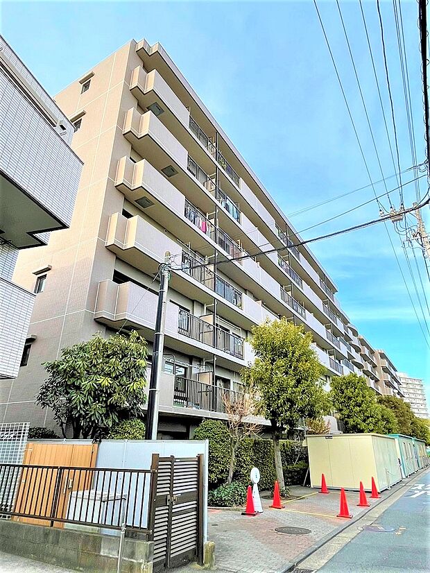 「鶴見市場」駅まで徒歩約5分。総戸数171戸の大規模マンション「オーベル横浜鶴見」の一室です。