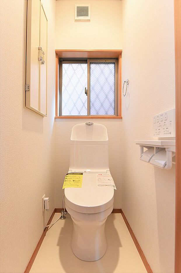 窓付きの明るい1階トイレ：ウォシュレット付き