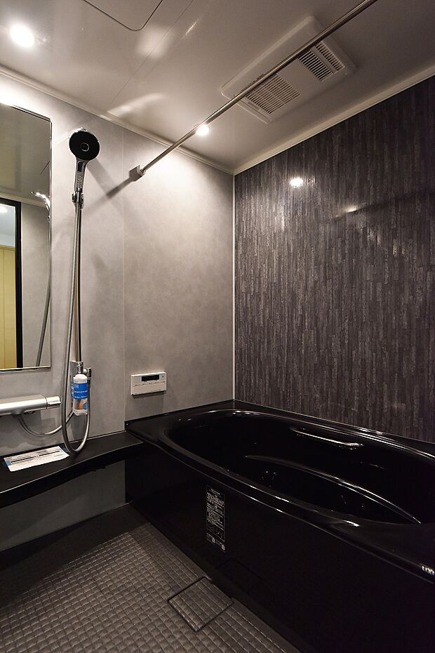 広々1418サイズのスタイリッシュなバスルーム。追い炊き機能・浴室乾燥機付きで便利です。