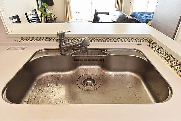 浄水器一体型ハンドシャワー混合水栓を採用。広々としたシンクで大きなお皿やお鍋の洗い物も楽々です。