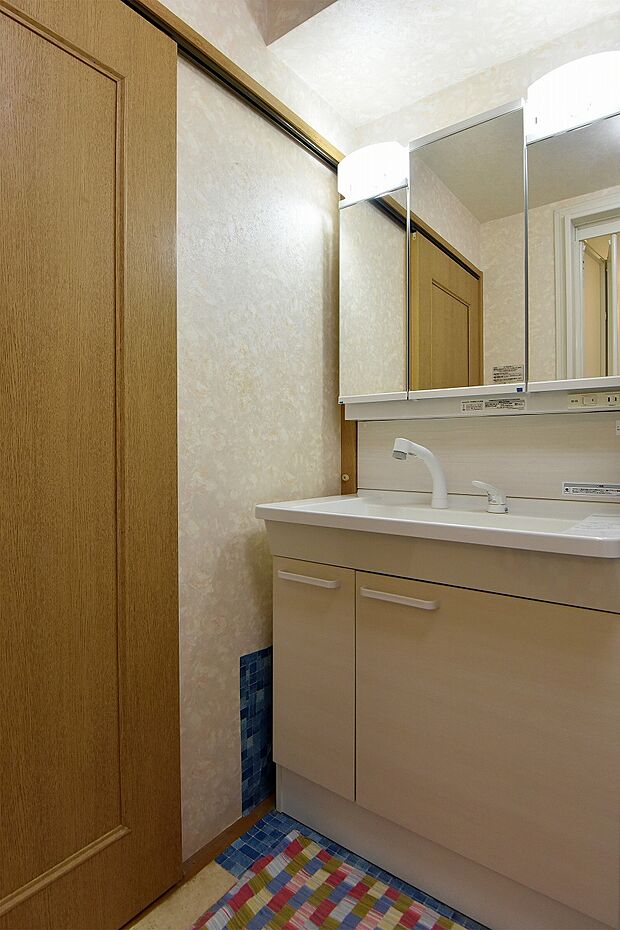 洗面台は三面鏡としてもお使い頂けます。洗面台の下には日用品のストックなどを収納できます。