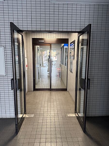 【エントランス】地上8階建て、総戸数49戸、(株)大京既分譲マンションです。タイル調のスタイリッシュなデザインが採用されています。