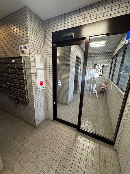 【エントランス】共用部にエレベーターが設置されています。ベビーカーや重たい荷物を持っての移動も、スムーズに行うことができそうです。