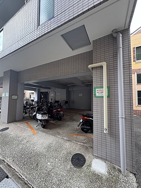【駐輪場・バイク置場】敷地内に駐輪場(使用料：無償)やバイク置場(使用料：1000円/月)が設けられています。屋根付きのスペースのため、雨風から守りながら保管できます。