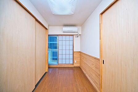 【洋室/約6帖】南向きにつき、1日を通して陽光が差し込む明るい洋室。LDKに隣接しており、引き戸を開放して続き間としての利用もできます。