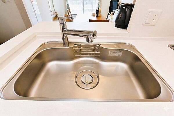 【キッチン】ワイドシンクが搭載されています。大きな調理器具などを洗う際もスムーズです。※実際のリビングを撮影(2026年3月)したものに、CG加工処理で家具などを消し込みしております。