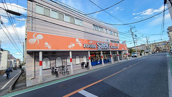 【フーズマーケットさえき小向店】徒歩7分。営業時間は9:00～22:00(日曜は21:00まで)です。食品や日用品・花などが販売されています。