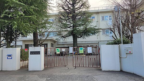 【川崎市立御幸中学校】徒歩2分。部活動などで帰宅時間が遅くなったり、習い事や塾で忙しかったりする中学生にとって、登下校しやすい嬉しい立地です。