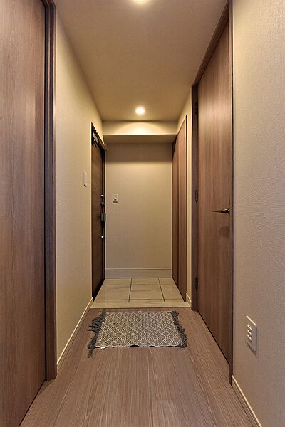 【玄関/廊下】やさしい色合いでまとめられ、上品で落ち着いた雰囲気が広がります。帰宅時にほっとできる、心地よい空間です。