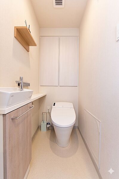 【トイレ】温水洗浄便座付きのトイレです。寒い時期でも温かな便座で快適に使うことができます。独立した手洗い器があり、いつでも清潔に使える空間です。※CG加工しています。